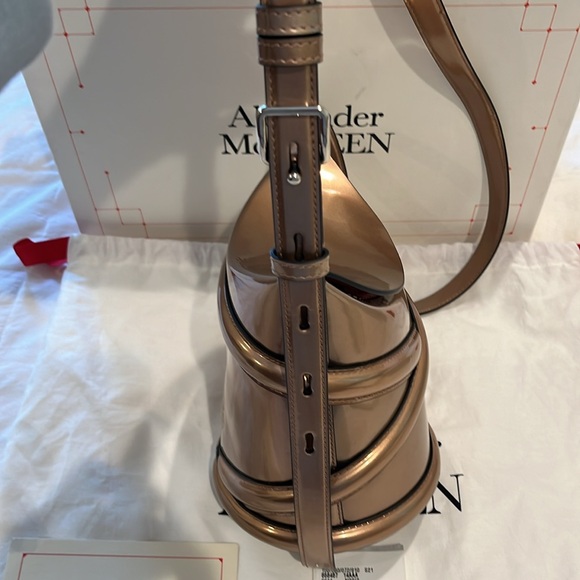Alexander McQueen crossbody/shoulder bag in rose gold - Picture 8 of 11
